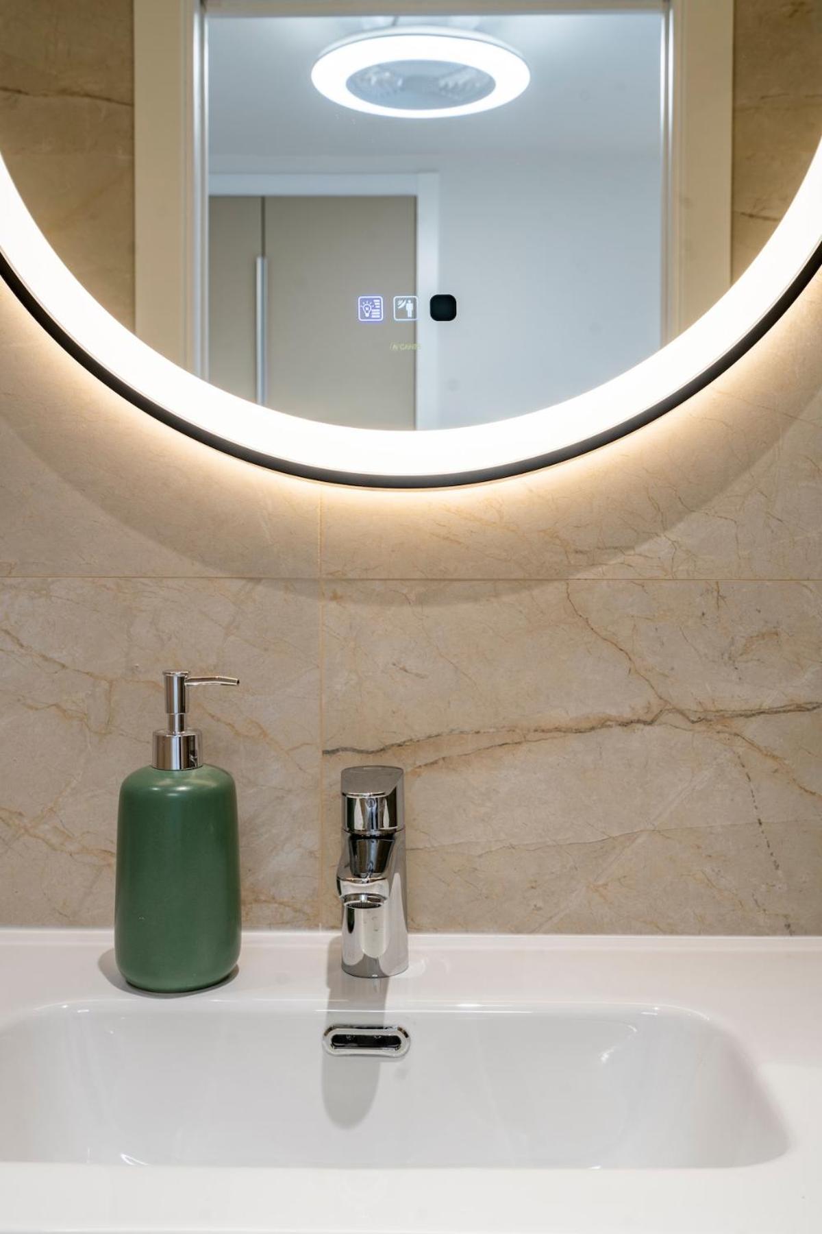 F132 Brand New Design - Feria Appartement Madrid