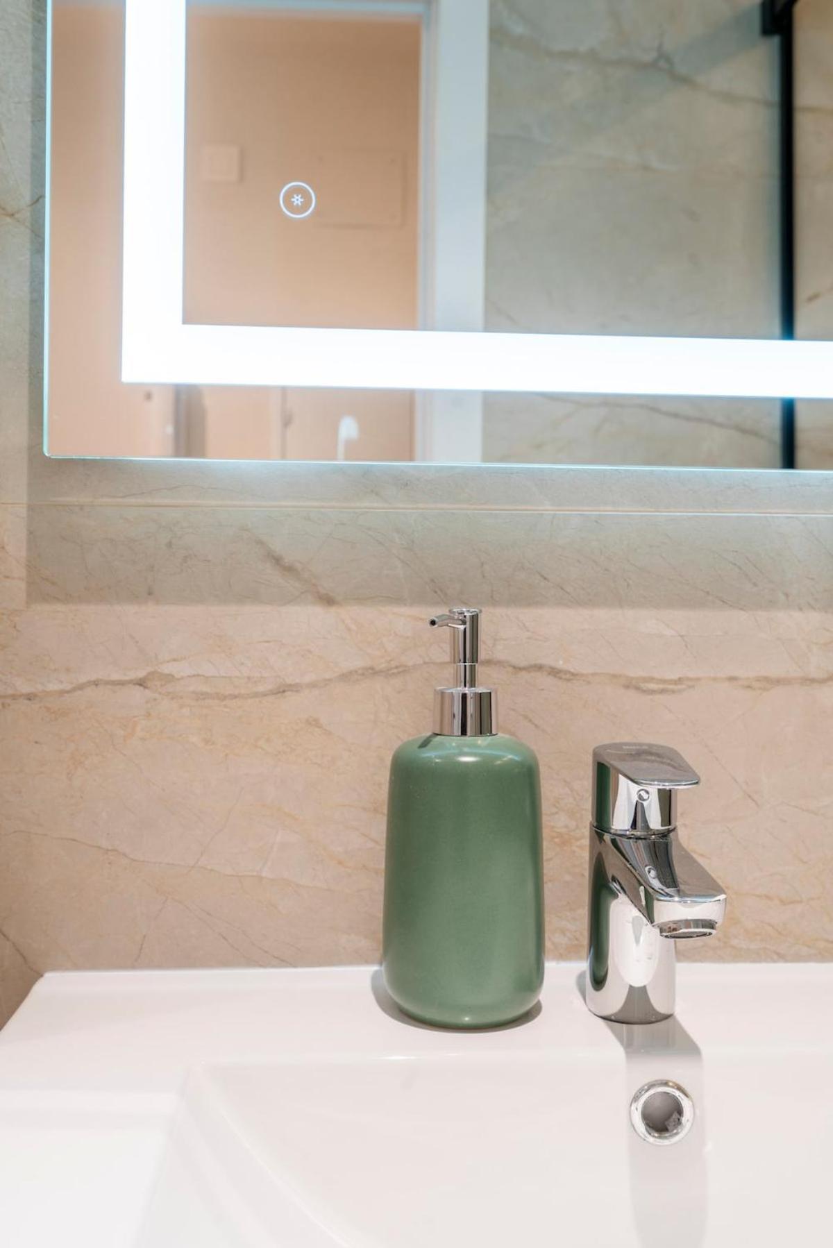 F132 Brand New Design - Feria Appartement Madrid